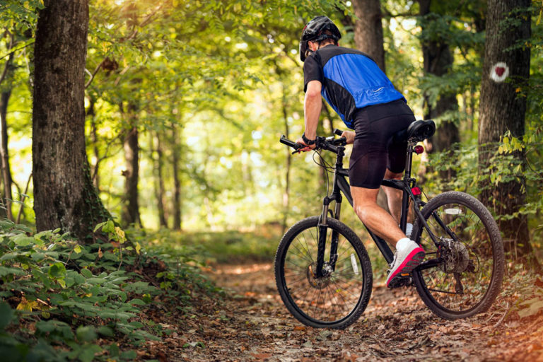La práctica de la bicicleta tiene muchas ventajas para nuestra salud física y mental, así como para el medio ambiente