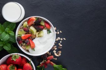 bowl-oat-granola-with-yogurt-fresh-mulberry-strawberries-kiwi-mint-nuts-black-rock-board-healthy-breakfast-top-view-copy-space-flat-lay-healthy-breakfast-menu-concept