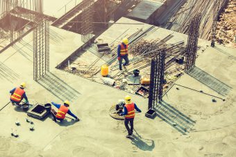 Trabajadores de Construcción en Obra, con plataforma cemento