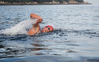 Cuida tu cuerpo si practicas natación