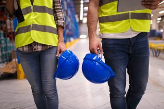 dos operarios casco en mano
