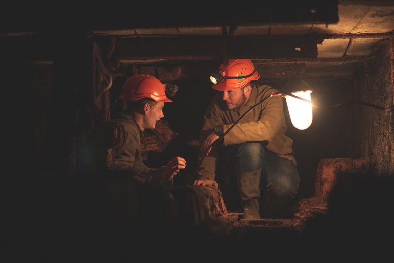 Dos trabajadores en un espacio confiando que puede ser un tunel