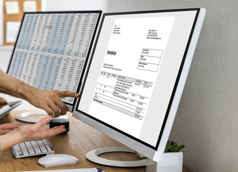 Pantalla de ordenador con sistema de facturación electrónica