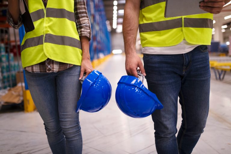 dos operarios casco en mano